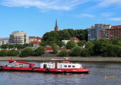 Blick auf St. Pauli und die St. Pauli Kirche von der Elbe aus 8927