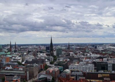 Blick vom Michel auf das Mahnmal St. Nikolai in Hamburg 8651