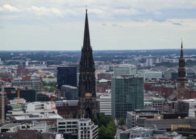 Blick vom Michel auf das Mahnmal St. Nikolai in Hamburg 8654