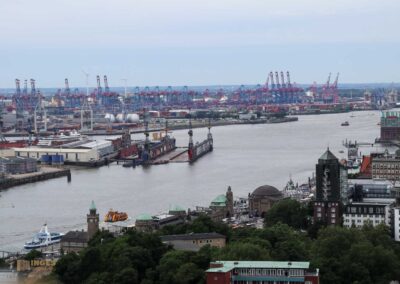 Blick vom Michel auf die Landungsbrücken Hamburg 8628