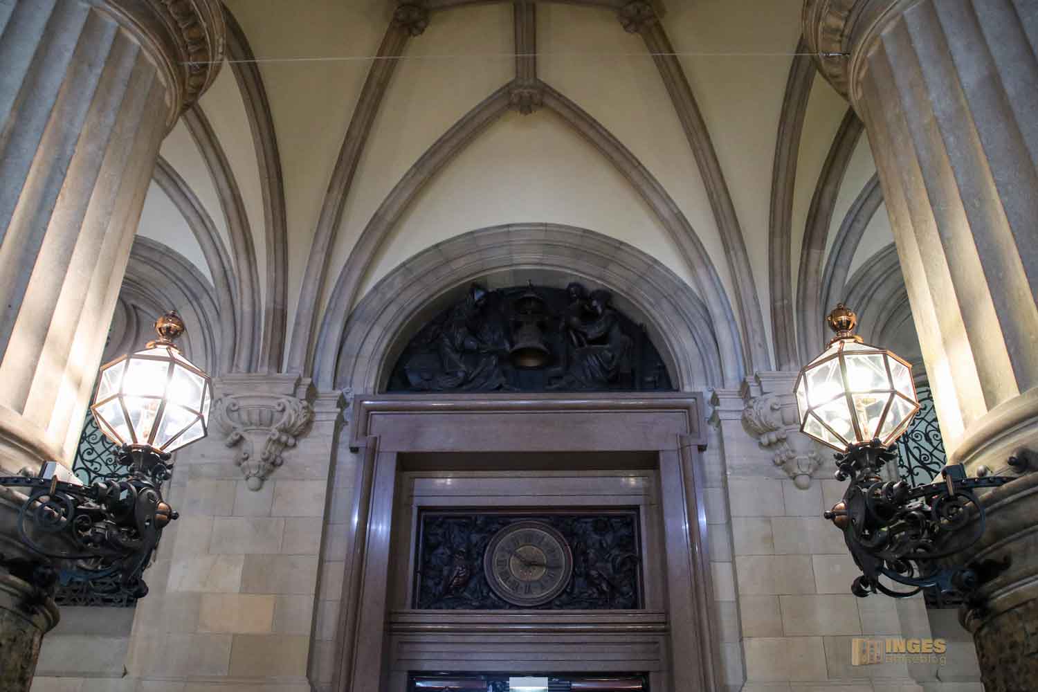 Dielenuhr im Hamburger Rathaus 6182 Dielenuhr im Hamburger Rathaus 6182