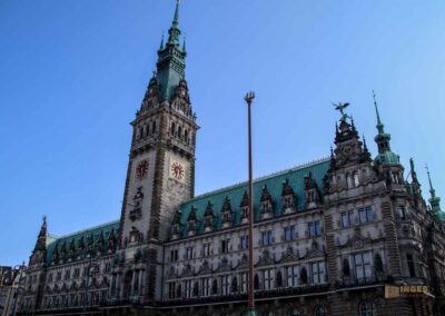 Das Hamburger Rathaus - außen 13 Fahnenmast vor dem Hamburger Rathaus 7844
