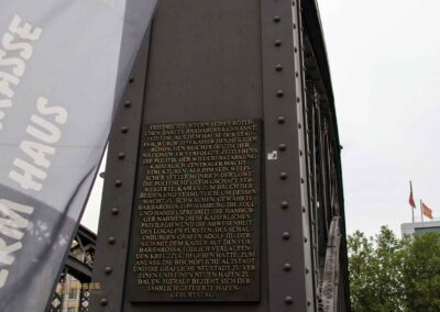Kaiser Friedrich I. Barbarossa an der Brooksbrücke in Hamburg 8811