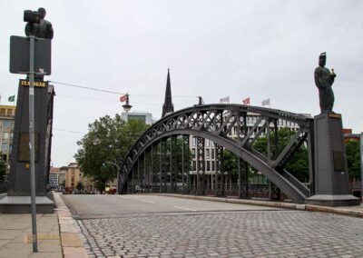 Kaiser Friedrich I. Barbarossa und Ansgar an der Brooksbrücke in Hamburg 8807