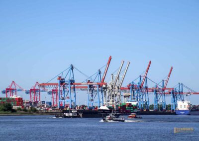 Schiffe auf der Elbe bei Hamburg 9027