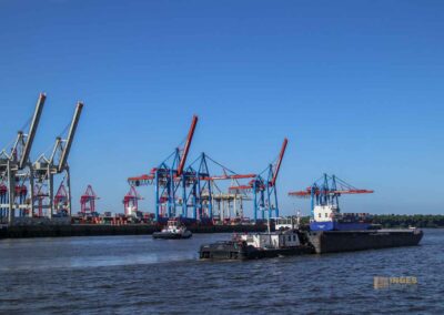 Schiffe auf der Elbe bei Hamburg 9068