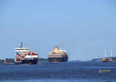 Schiffe auf der Elbe bei Hamburg 9169
