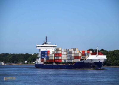 Schiffe auf der Elbe bei Hamburg 9193