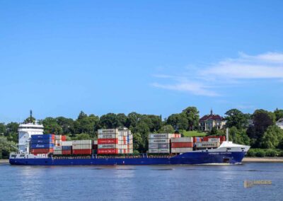 Schiffe auf der Elbe bei Hamburg 9201