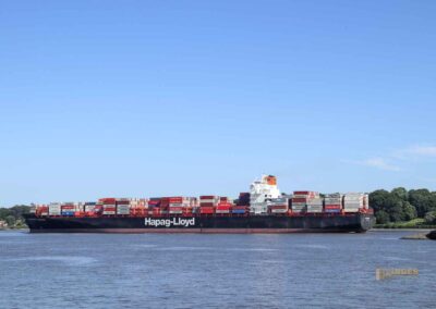 Schiffe auf der Elbe bei Hamburg 9315