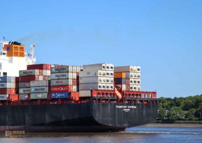 Schiffe auf der Elbe bei Hamburg 9341