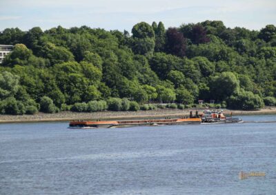 Schiffe auf der Elbe bei Hamburg 9370