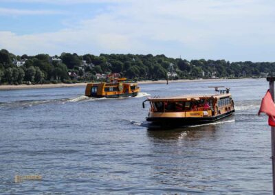 Schiffe auf der Elbe bei Hamburg 9385