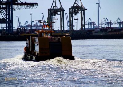 Schiffe auf der Elbe bei Hamburg 9401
