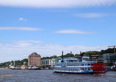 Schiffe auf der Elbe bei Hamburg 9742