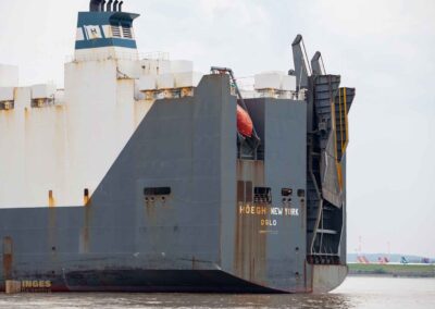 Schifffahrt auf der Elbe bei Hamburg 0030