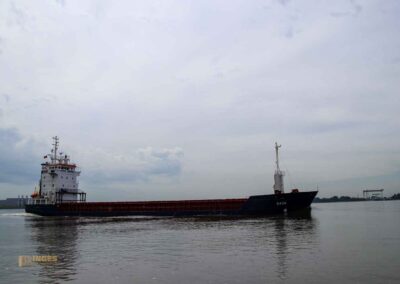 Schifffahrt auf der Elbe bei Hamburg 0872