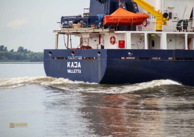 Schifffahrt auf der Elbe bei Hamburg 0885