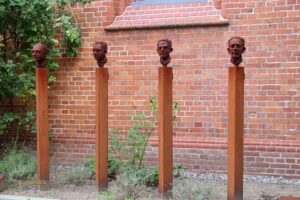 Stelen der Luebecker Maertyrer am Mariendom in Hamburg 0275