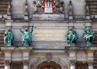 Das Hamburger Rathaus - außen 21 vier Tugenden am Rathausturm Hamburger Rathaus 0173