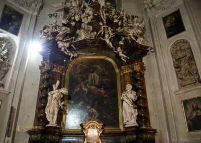 Im Konzert in der Clementinum-Kathedrale St. Clemens 51 seitenaltäre kathedrale st.clemens Prager Altstadt 0367