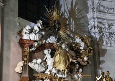 Im Konzert in der Clementinum-Kathedrale St. Clemens 59 seitenaltäre kathedrale st.clemens Prager Altstadt 0384