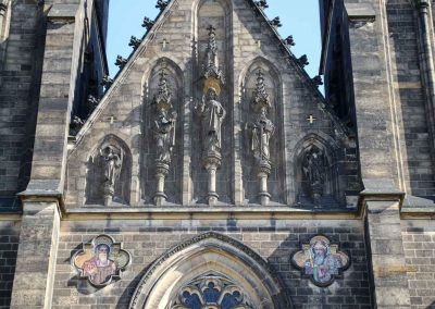 Statuen Westfront Basilika St. Peter und Paul Prag 7415