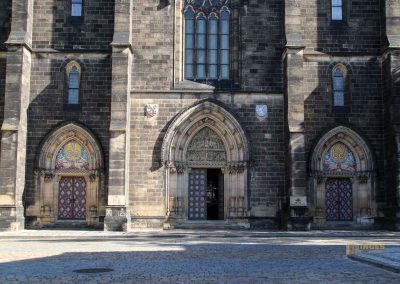 Westportale Basilika St. Peter und Paul in Prag 7409