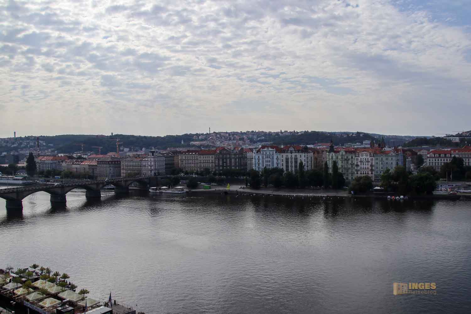 blick vom tanzenden haus auf den prager stadtteil smichov 4555