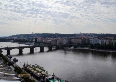 blick vom tanzenden haus in prag auf die moldau 4553
