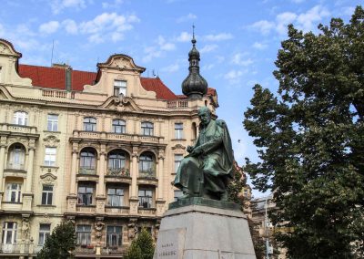 statue alois jirasek vor dem tanzenden haus 4530