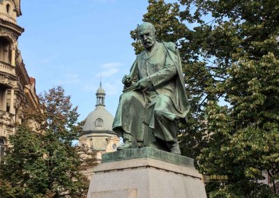 statue alois jirasek vor dem tanzenden haus 4535