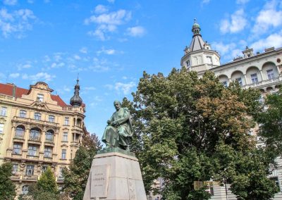 statue alois jirasek vor dem tanzenden haus 4537