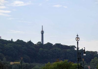 blick auf den aussichtsturm petrin in prag 4802