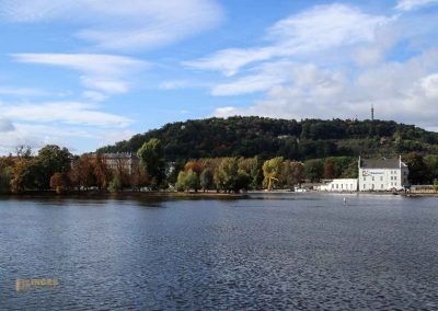 blick auf den aussichtsturm petrin in prag 7985