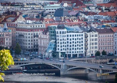 blick-vom-berg-petrin-aufs-tanzende-haus-in-der-prager-neustadt-0429