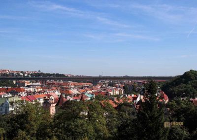 Auf dem Vyšehrad in Prag 17 blick vom vyšehrad ins nusle-tal in prag 7012