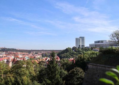 Auf dem Vyšehrad in Prag 18 blick vom vyšehrad ins nusle-tal in prag 7015
