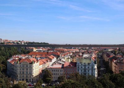 Auf dem Vyšehrad in Prag 19 blick vom vyšehrad ins nusle-tal in prag 7040