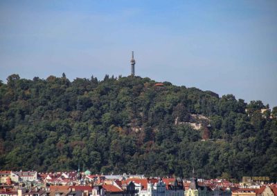 blick vom vysehrad zum Aussichtsturm auf dem berg petrin 7122