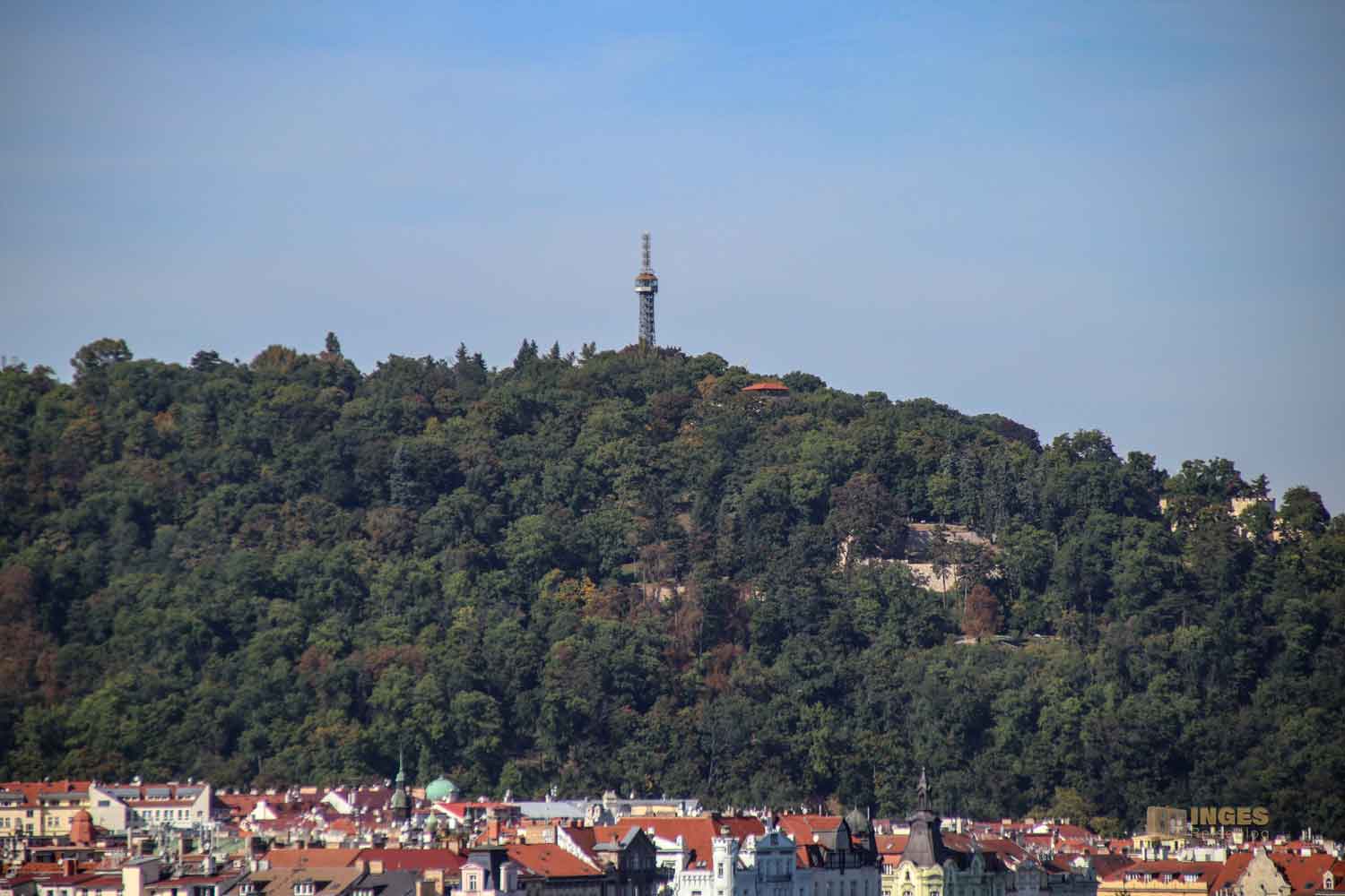 blick vom vysehrad zum Aussichtsturm auf dem berg petrin 7122 blick vom vysehrad zum Aussichtsturm auf dem berg petrin 7122