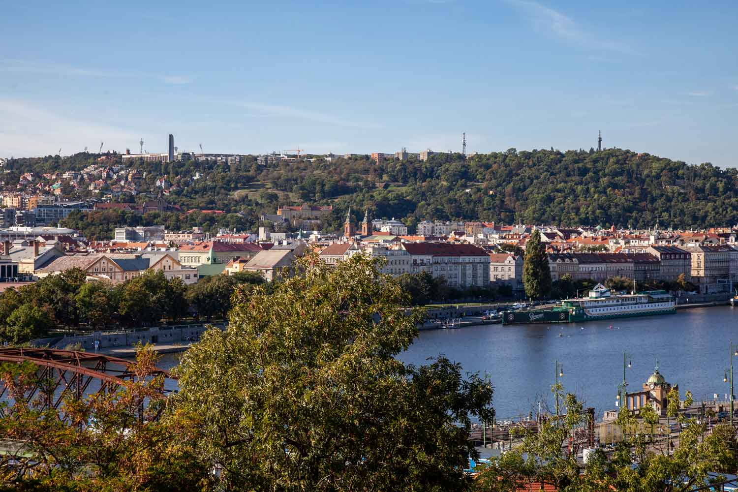 blick vom vysehrad zum berg petrin und strahov stadion 0262 blick vom vysehrad zum berg petrin und strahov stadion 0262
