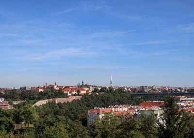 Auf dem Vyšehrad in Prag 26 blick vom vysehrad zum prager fernsehturm und kirche mariae himmelfahrt 6995