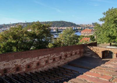 Auf dem Vyšehrad in Prag 53 sommerbuehne vysehrad prag 7869