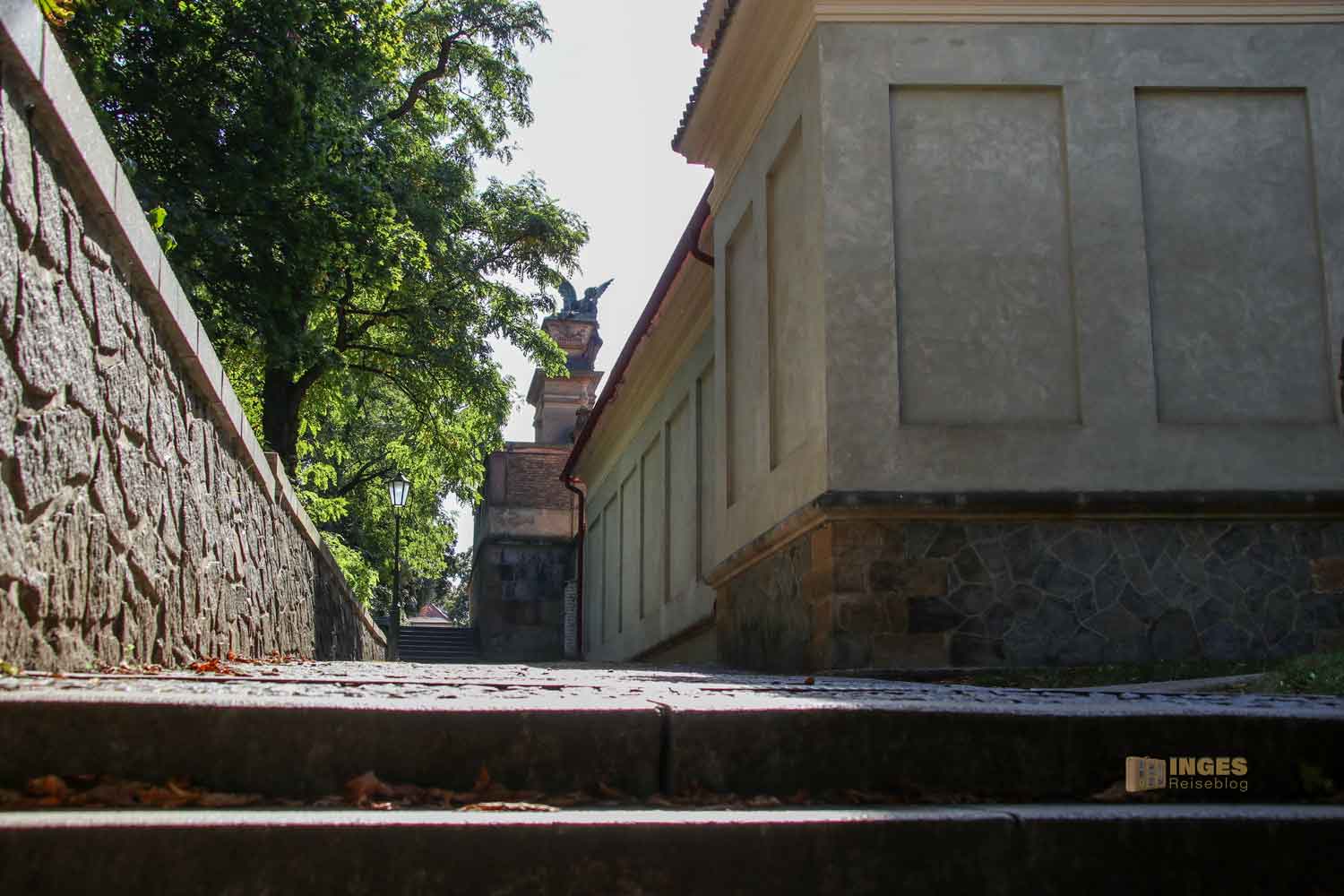 weg zum friedhof auf dem vysehrad in prag 7158 weg zum friedhof auf dem vysehrad in prag 7158