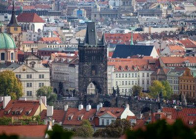 Im großen Fürstenberg-Garten (Velká Fürstenberská zahrada) in Prag 25 blick vom fuerstenberg garten zur karlsbruecke in prag 0204