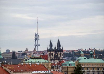 Im großen Fürstenberg-Garten (Velká Fürstenberská zahrada) in Prag 28 blick vom fuerstenberg garten zur teynkirche am altstaedter ring in prag 1909