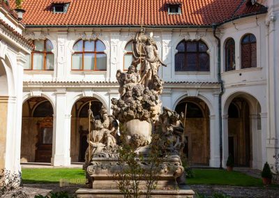 brunnen auferstehung christi innenhof prager loreto 0550