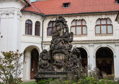 brunnen maria himmelfahrt innenhof prager loreto 1038