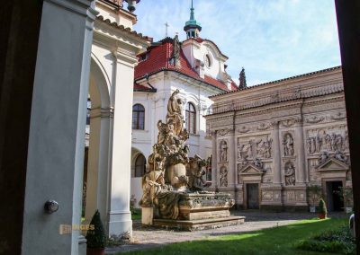 In der Christ-Geburt-Kirche im Prager Loreto (Pražská Loreta) 2 christ geburt kirche außen prager loreto 0632